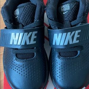Kids Team Hustle D8 Basketball Shoes